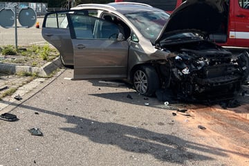 Autos krachen an Kreuzung ineinander: Drei Verletzte