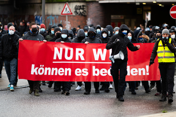 Tausende demonstrieren in Hamburg gegen Corona-Politik