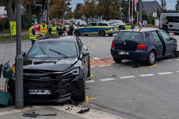 Auto überschlägt sich nach Kollision: Zwei Verletzte im Krankenhaus