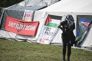 Frankfurt: Teilnehmer des "System Change Camps" bewerfen Gegendemo mit Farbbeuteln