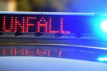 Unfall A5: Regen verwandelt A5 in Rutschbahn: Zwei Unfälle hintereinander, ein Schwerverletzter