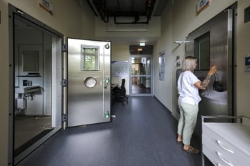 Leipzig: Probanden bleiben mehrere Tage in einer Kammer: Was es mit dieser Leipziger Studie auf sich hat