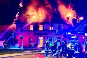 30.000 Euro Schaden nach stundenlangem Löscheinsatz: Gebäude fackelt ab