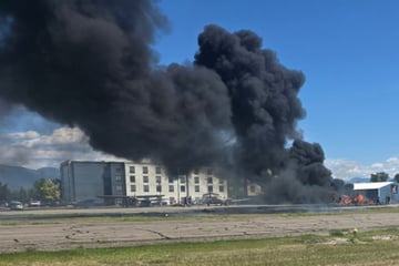Pilot verliert Kontrolle beim Landen: Kleinflugzeug rammt geparkte Flieger und geht in Flammen auf