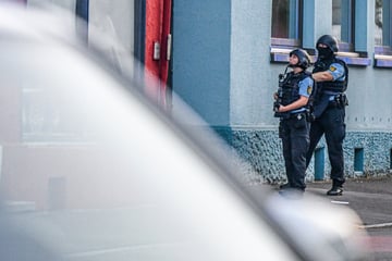 Nach Messerangriff auf Polizei: Mann verschanzt sich mit Kindern in Wohnung