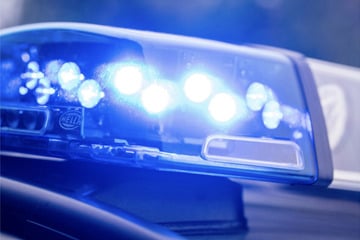 Crash auf der B1 in Magdeburg: Autofahrer flüchtet zu Fuß