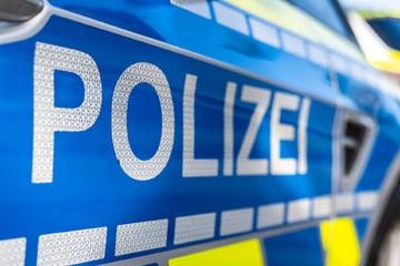 Zeugen hörten mitten in der Nacht lauten Knall: Explosion vor Wohnhaus