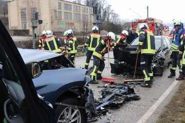 Vollsperrung auf der B45: Zwei Autos krachen ineinander