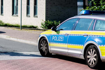 Im Slip und BH: Leicht bekleidete Frau attackiert Senior in seinem Haus