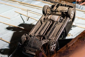 Zu viel Alkohol: 41-Jähriger landet mit Opel Astra in Baugrube