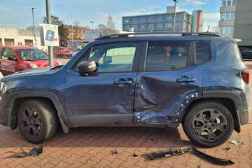 Gas mit Bremse auf Lidl-Parkplatz verwechselt: Vier Autos zum Teil stark beschädigt