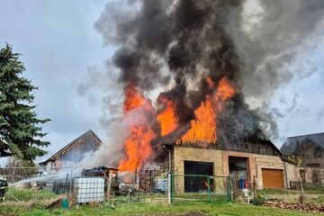 Scheunenbrand in Wittbrietzen: Meterhohe Flammen schlagen aus Dach