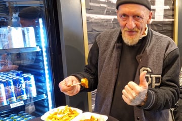 Mit Currywurst und Pommes: St. Pauli zeigt Herz für Obdachlose