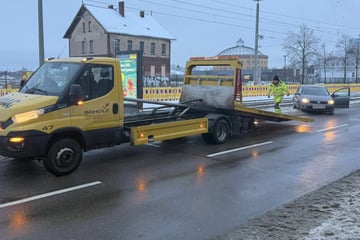Leipzig: Plötzlich im Gleisbett gelandet: VW sorgt für Umleitungen im Leipziger Norden