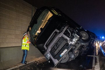 Im Baustellenbereich: Laster kippt auf A70 - Lange Staus in beide Richtungen erwartet