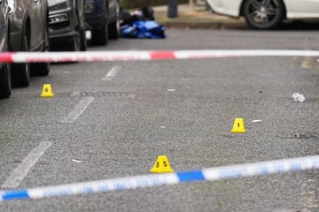 Streit eskaliert vor Discounter: Mann (30) mit Messer in den Hals gestochen
