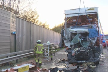 Unfall A1: Lkw-Führerhaus bei Crash komplett zerstört: Fahrer stirbt
