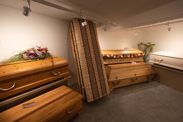 Nachhaltige Beerdigungen im Trend: Geölter Sarg und Bio-Urne besonders hip