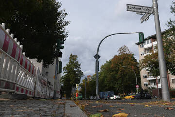 Berlin: Fahrerflucht? Passanten entdecken verletzte Frau auf Straße - sie stirbt trotz Reanimation