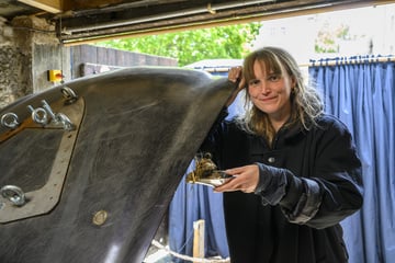 Garagenhof-Kunstprojekt: Bizarre Maschine macht aus Mist angeblich echtes Gold