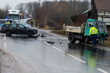 Vollsperrung nach Unfall: Auto und Multicar krachen zusammen