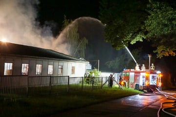 Großbrand in zwei Lagerhallen: Feuerwehr die ganze Nacht im Einsatz