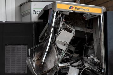 Geldautomat gesprengt: Täter flüchten auf Fahrrädern - Wer hat etwas gesehen?