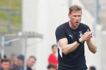Er muss große Fußstapfen füllen! Zweitligist präsentiert überraschenden neuen Trainer