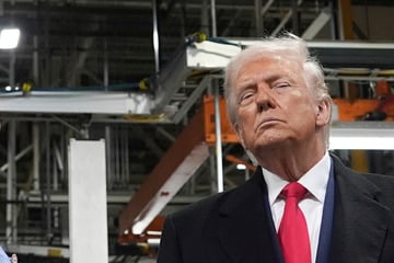 Bei Besuch im Ford-Werk: Donald Trump zeigt Mitarbeiter den Stinkefinger