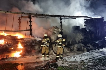 Schwarze Rauchwolke über der A46: Lkw geht in Flammen auf