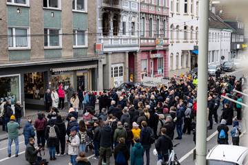 Menschen gedenken Todesopfer nach Brand in Solingen - mehr als 150 Teilnehmer