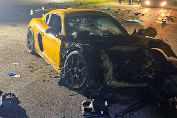 Heftiger Unfall auf B10: Autos kollidieren, Mann in Lebensgefahr