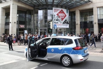 Messerattacke: Vor dem Einkaufszentrum: Männer greifen Gruppe mit Küchenmesser an