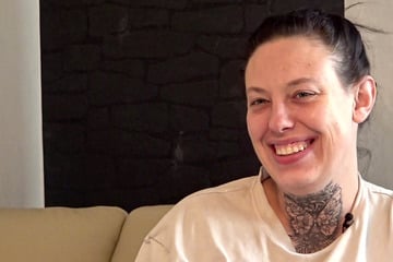 Bürgergeld-Bezieherin Janine zeigt neues Tattoo: "Eigentlich kostet das gut was ..."