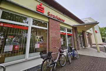 Leipzig: Fieser Raub in Sparkasse: Rentnerin hebt viel Geld ab und ist es gleich wieder los