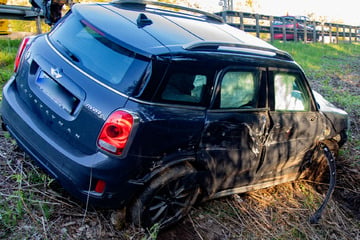 Unfall A7: Mini schlittert 40 Meter über A7-Leitplanke und kracht in Straßengraben