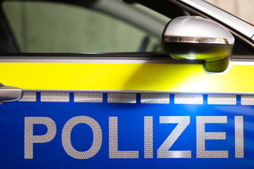 Mitten in Innenstadt! Mann läuft über fahrendes Polizeiauto
