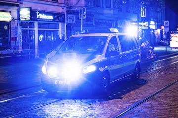 Nach tödlicher Bluttat in Bremen: Polizei nimmt Tatverdächtigen beim Spazieren auf Autobahn fest!