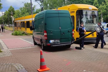 Abbiege-Unfall in Südvorstadt: Transporter kracht mit Bahn zusammen