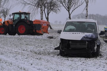 Schulbus kollidiert mit Schneepflug: Kind bei Unfall verletzt