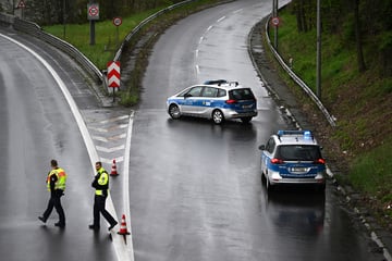 Unfall A100: 20-Jähriger baut unter Drogeneinfluss einen Unfall auf der A100 - Drei Verletzte!