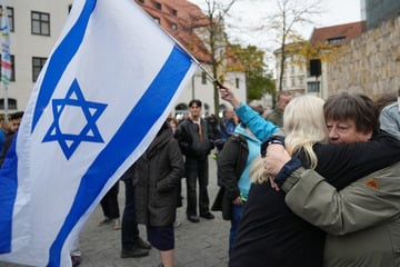 "Die Waffen schweigen": Hunderte Menschen feiern in München die Freilassung der Hamas-Geiseln