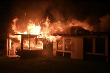 Feuerwehreinsatz in Kalbe: Carport und Auto geraten in Vollbrand