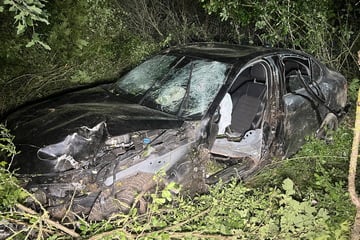 Auto überschlägt sich: Fahrertür fliegt heraus