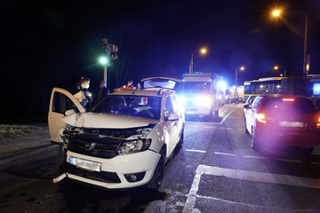 Unfall in Stuttgart: Frau kracht offenbar betrunken in Suzuki, drei Menschen verletzt