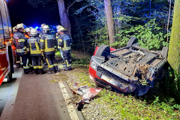 Auto überschlägt sich - Einsatzkräfte machen unerwartete Entdeckung