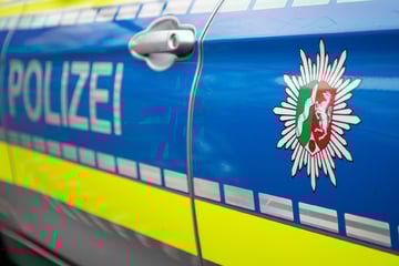 Auto überschlägt sich nach Zusammenstoß mit anderem Wagen - mehrere Verletzte