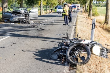 Frontalcrash auf Landstraße: Biker will überholen und brettert in Kia