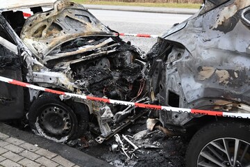 Feuer nach Unfall: Autofahrer kracht in geparktes Fahrzeug und bleibt unverletzt