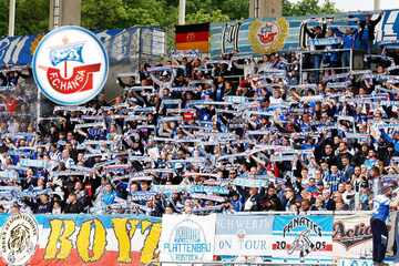 Falsche Gerüchte und alarmierende Spieler-Aussage: Hansa-Fan nach Zaun-Sturz in "kritischem Zustand"
